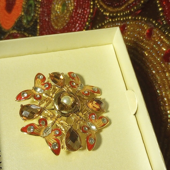 Butterfly Flower Brooch - Picture 4 of 8